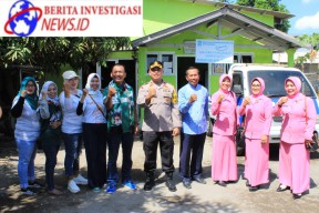 Wujud Kepedulian Kepada Warga,Polsek Sukolilo Polrestabes Surabaya Bersama Bonek Bonita Bagikan  Paket Sembako