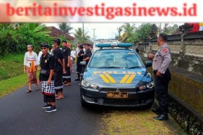 Bhabinkamtibmas Desa Kukuh Amankan Rangkaian Upacara Pedudusan Alit