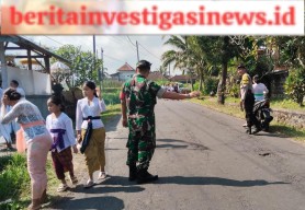 Babinsa-Bhbinkamtibmas Amankan Upacara Adat di Desanya
