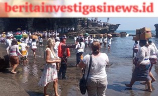 Patroli Pol Airud Amankan Pantai Tanah Lot Saat Hari Raya Galungan 