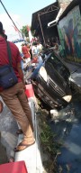 Diduga Mobil Tidak Stabil Masuk ke Dalam Selokan di Depan Perumahan Jeruk V Sidoarjo