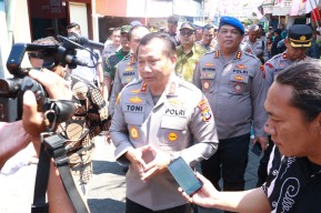 Dari Pintu ke Pintu Kapolda Jatim Kunjungi Warga Melalui Jum'at Curhat dan Jum'at Berkah