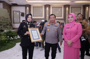 Kapolda Jatim Beri Penghargaan Briptu Tiara Berupa Pin Emas Atas Pendidikan yang Diraihnya di Turki