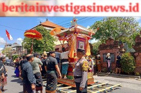 Bersinergi Pecalang-Bhabinkamtibmas Polsek Denbar Atensi Upacara Adat Ngaben Warganya
