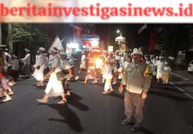 Atensi Upacara Adat, Polisi Banjar-Bhabinkamtibmas Bersama SipanduBeradat Atur Arus Lalin