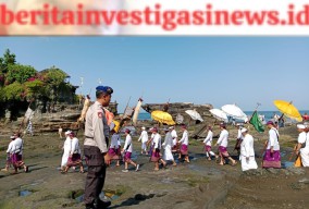 Pelyanan Keamanan Sat Pol Airud pada Upacara Melasti di Tanah Lot