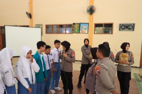 Goes to School, Srikandi Bhayangkara Magetan Ajak Pelajar SMA 1 Sukomoro Renungan