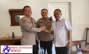 Akhiri Kesalahpahaman Kabag Ops Polrestabes Surabaya dan Wawali Armudji Saling Berjabat Tangan