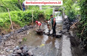 Babinsa Sumita Atensi Pembuatan Irigari Sungai di Subak Banjar Siih
