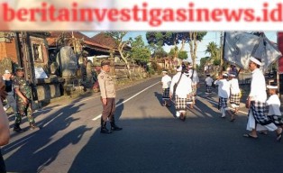 Sinergisitas Pecalang, Babinsa-Bhabinkamtibmas Amankan Mekiis Piodalan Pura Dalem