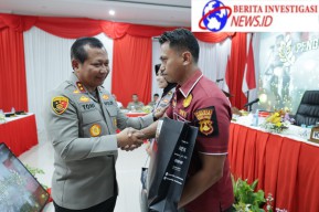 Kapolda Jatim Beri Penghargaan Dua Anggota Polres Bangkalan