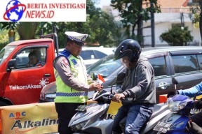 Satlantas Polrestabes Surabaya Bagikan Bendera Merah Putih ke Pengguna Jalan