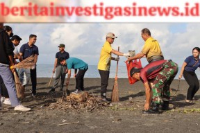 Gotong Royong Bersihkan Sampah di Sirkuit All In One Pengambengan