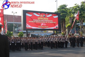 Polrestabes Surabaya Gelar Upacara HUT RI ke-78 dengan Khidmat Serta Beri Penghargaan Kepada Polri Yang Berprestasi