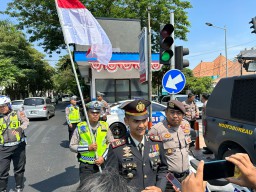 Wakasat Lantas Polrestabes Surabaya Pimpin Upacara Pengibaran Bendera Merah Putih di HUT RI ke-78