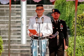 Berpakaian Adat Bugis, Kemenparekraf Pimpin Upacara Peringati Hari Kemerdekaan RI ke 78