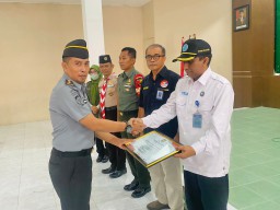 Bentuk Apresiasi, Ka.Kanwil Kemenkumham Jatim Berikan Penghargaan Kepada Mitra Kerja Lapas Pamekasan