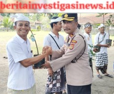 Kapolsek Abiansemal Serahkan Secara Simbolis 800 Bibit Pohon Buah