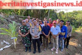 Lestarikan Negeri, Kapolres AKBP Teguh Priyo Wasono Tanam Ratusan Pohon Kelapa