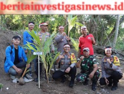 Kapolsek Abiansemal Dampingi Kapolres Badung Tanam Ratusan Pohon Kelapa