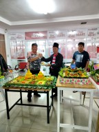 Tedjo Pranoto Admojo Ultah ke-55, Sinar Baru Sumenep Gelar Syukuran dan Potong Tumpeng