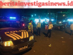 Blue Light Patrol Sign Force di Tengah-Tengah Keramaian