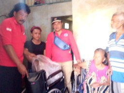 Penyaluran Kursi Roda Oleh Ormas Aldera Untuk Warga Kedinding Tengah