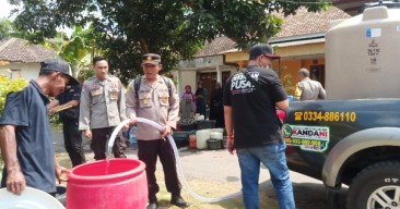Polres Lumajang Kembali Distribusikan Bantuan Air Bersih Untuk Warga
