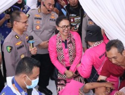 Baktikes Bhayangkari Peduli “Tour Of Kemala” di Banyuwangi, Biddokkes Polda Jatim Layani 1000 Pasien Gratis