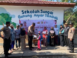 Polsek Gunung Anyar Adakan Giat Beri Bantuan Sosial Serentak Peduli Budaya literasi
