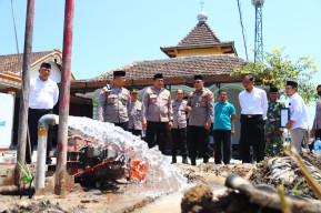 Bakti Polri di Jumat Curhat Polres Magetan Beri Bantuan Sumur Bor dan Pompa Air Untuk Warga Desa