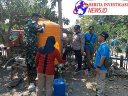 Polres Nganjuk Bersama BPBD dan Siswa SMKN 1 Lengkong Berikan Bantuan Air Bersih kepada Warga Desa Ngepung yang Terdampak Krisis Kekeringan