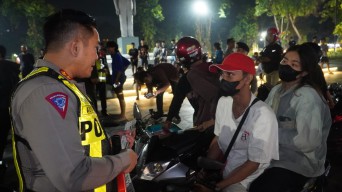 DiRazia, Dua Pemuda Nekat Loncat Karena Bawa Narkoba