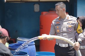 Polres Ponorogo Droping Air Bersih dan Sembako Untuk Warga