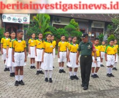 Peranan Babinsa 1616-01/Gianyar Melatih Materi PBB Bagi Siswa SD