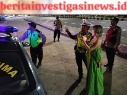 Sambangi Wisatawan Mancanegara, Blue Light Patrol Polsek Kutsel Ingatkan Selalu Waspada