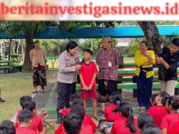 Ratusan Buku Bacaan dan Alat Tulis Dibagikan Polres Kawban ke Pelajar