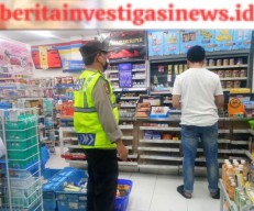 Patroli Jalan Kaki Personil Polsubsektor Diponegoro Polsek Denbar Kondusifkan Wilayah