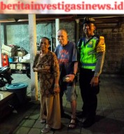 Polisi Banjar Batan Poh Antarkan Wanita Linglung Ke Rumahnya