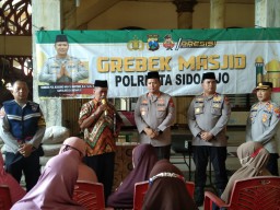 Jum'at Curhat Polresta Sidoarjo Grebek Masjid dan Bakti Sosial Kesehatan di Masjid Al Ikhlas Bungurasih