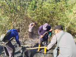 Sinergitas Polisi Bersama TNI dan RPH Berhasil Padamkan Api di Gunung Lawu Petak 39 Ngawi