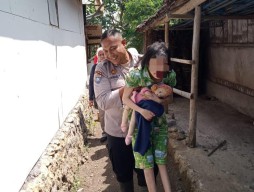 Salut Polisi di Blitar Ini Setia Antar dan Dampingi Pengobatan Warga Disabilitas