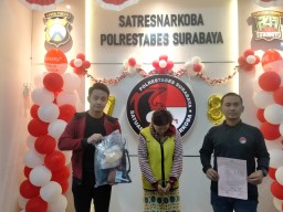 Wanita Cantik Pengedar Barang Haram di Ringkus Satnarkoba Polrestabes Surabaya 