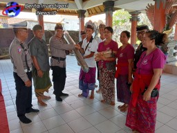 Wujudkan Sinergisitas Kemitraan, Polisi Banjar Bersama Bhabin Bagikan Sarkon ke masyarakat