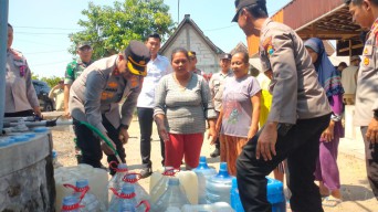 Sinergitas Polres Ngawi Bersama TNI Salurkan Air Bersih Untuk 700 Warga Cantel Pitu