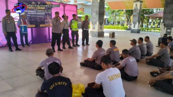 Jumat Curhat Polsek Benoa Berikan Sarkon Kepada Security