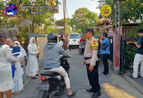 Polisi Banjar Sumuh Bersama Bhabinkamtibmas Polsek Denbar Atensi Pernikahan Warga