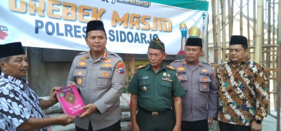 Jum'at Curhat Polres Sidoarjo Beri Bantuan Tali-Asih Dalam Bentuk Material dan Alquran.