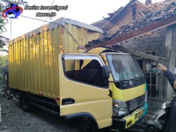 Unit Laka Polres Jembrana Tangani Kecelakaan Lalu Lintas Kerusakan Serius