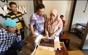 Pimpinan Redaksi Beritakompas.com Ibu Nurul Setyawati Rayakan Ultah Ke-42 Bersama Suami dan Semua Anggota
